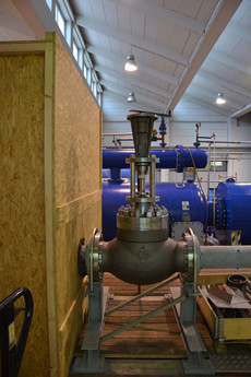 Pictures 1 and 2: Control valve DN 150 with enclosure for correct acoustic measurements