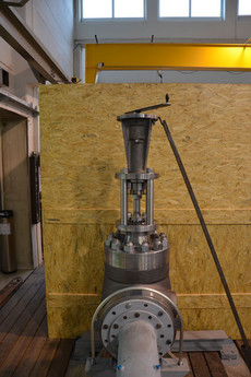 Pictures 1 and 2: Control valve DN 150 with enclosure for correct acoustic measurements