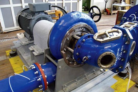 Pumpturbine am Prüfstand: Pumpturbinenmodell mit Motorgenerator am Prüfstand